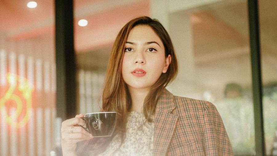 Cantiknya Jessica Mila Saat Nikmati Floating Breakfast dan Jajan Croissant