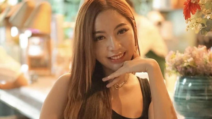 Cantiknya Monica Indah, Selebgram yang Doyan Makan Steak dan Keripik