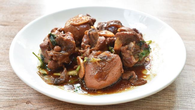Cara membuat semur ayam terbilang mudah dan praktis, rasanya pun lezat. Tak heran menu ini banyak digemari. Simak cara membuatnya.