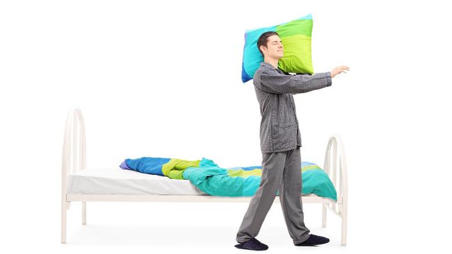 Sebagian orang bisa berjalan sampai berpindah lokasi tidur gara-gara gangguan tidur berjalan atau sleepwalking.