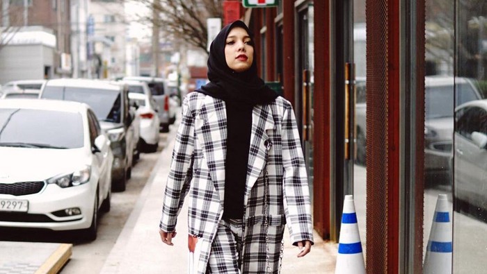 Keren! Ini 5 Ide Mix and Match Outfit Hijab Boyish dan Swag ala Jenahara Nasution