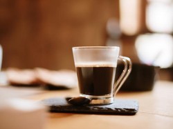 Apa Benar Minum Kopi Campur Lemon Bikin Cepat Langsing?
