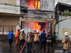 Korban Tewas Terjebak Kebakaran Toko Plastik di Semarang Dievakuasi