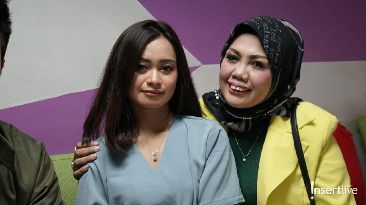 Berikut adalah potret Elly Sugigi dengan sang anak setelah sempat ribut sekarang sudah akur&period;