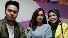 Berikut adalah potret Elly Sugigi dengan sang anak setelah sempat ribut sekarang sudah akur&period;