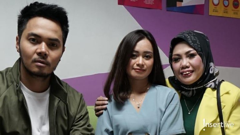 Kembali Akur, Ini Potret Kebersamaan Elly Sugigi dengan Sang Anak Berikut adalah potret Elly Sugigi dengan sang anak setelah sempat ribut sekarang sudah akur.