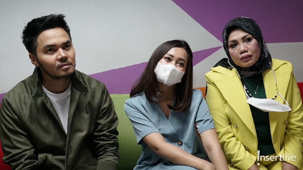 Berikut adalah potret Elly Sugigi dengan sang anak setelah sempat ribut sekarang sudah akur&period;