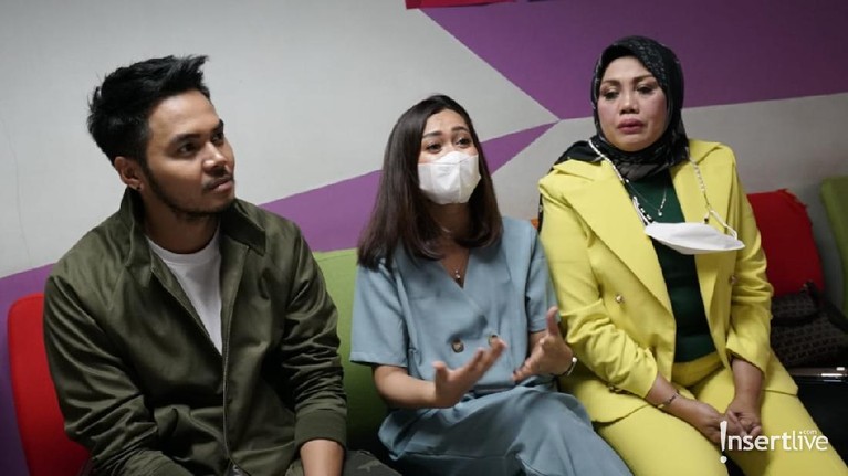 Kembali Akur, Ini Potret Kebersamaan Elly Sugigi dengan Sang Anak Berikut adalah potret Elly Sugigi dengan sang anak setelah sempat ribut sekarang sudah akur.