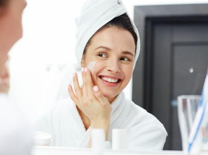 Memakai pelembap terlalu banyak tidak disarankan untuk kulit sensitif.