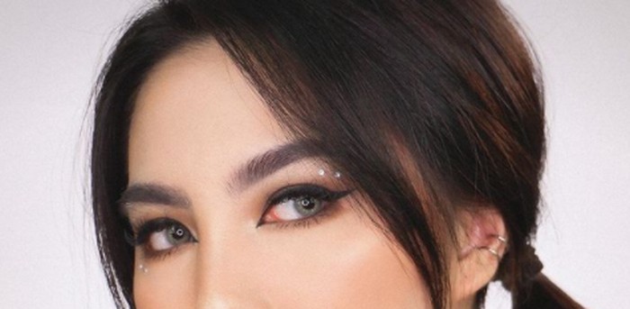 Elemen penting dari make up ala e-girl nih, eyeliner! buat mata kamu lebih tajam dengan eyeliner berbentuk wing dengan warna hitam pekat, karena mata menjadi poin utama dalam make up look ini / foto: instagram.com/deviennaaa