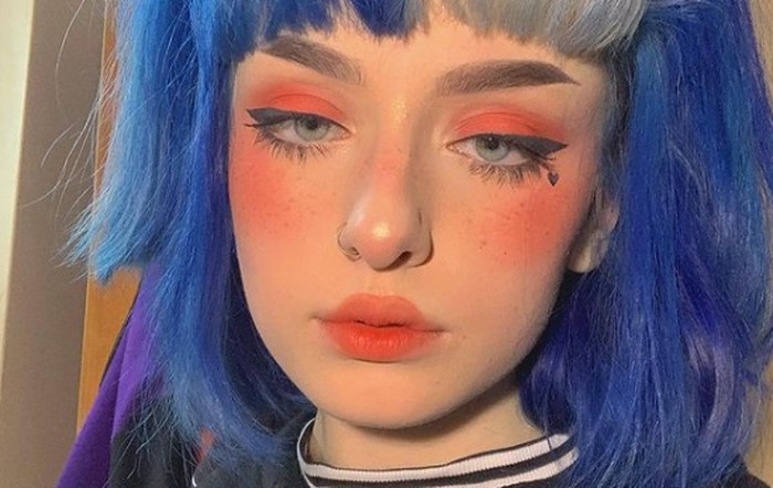 Kalau kamu penyuka make up natural, kamu harus keluar dari zona nyaman kamu. Para e-girl biasanya mengaplikasikan blush on pada tulang pipi sampai ke bagian tengah hidung dengan menggunakan warna peach atau pink yang sangat pigmented! / foto: @eve.fsr
