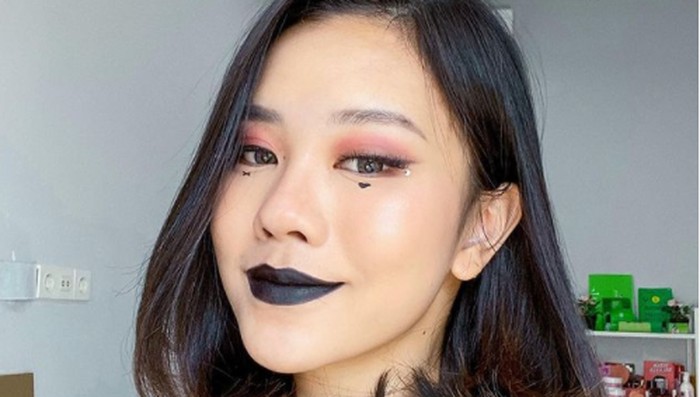 Untuk lipstik, biasanya e-girl menggunakan lipstik matte bewarna gelap, atau yang warnanya senada dengan eyeshadow dan blush mereka / foto: instagram.com/jessicajane99