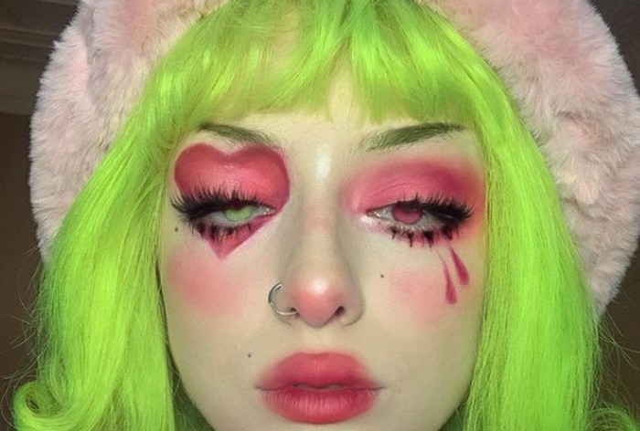 Terakhir, para e-girl biasanya selalu totalitas dengan mengecat wambut mereka menggunakan warna neon. Kalau kamu belum berani mengecat rambut, menggunakan wig atau menata rambut menggunakan jepit warna-warni sebagai alternatif / foto:instagram.com/eve.fsr