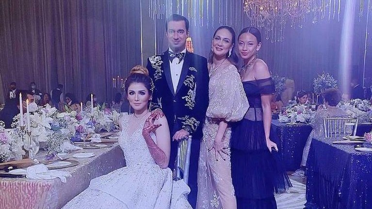 Yuk intip, momen mewahnya pernikahan Rocky Soraya dan Melissa Ginting!