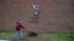 Mural Banksy di Bekas Penjara Dicoreti Nama Mendiang Musuh