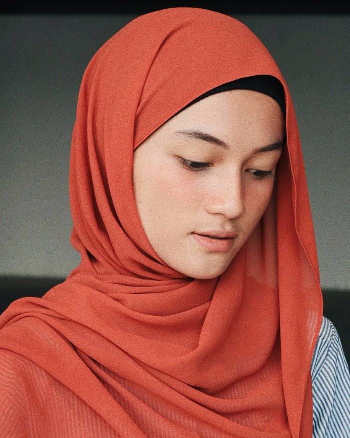Hanya butuh waktu 9 hari, Ustaz Syam langsung mempersiapkan segala hal untuk meminang gadis yang membuatnya jatuh hati tersebut. (Foto: instagram.com/jihan.ghazali/)