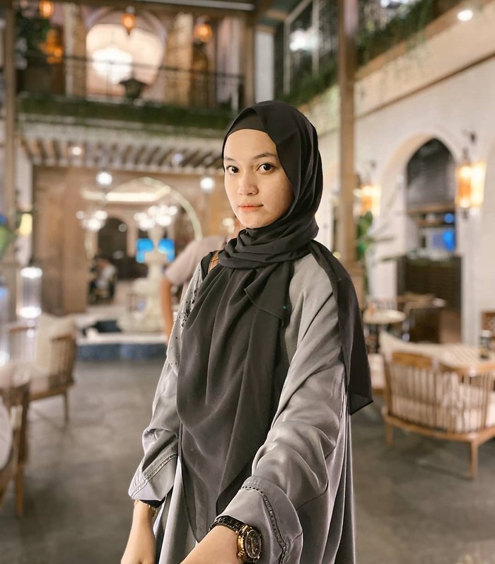 Pernikahan ustaz Syam dan Jihan ini disiarkan secara langsung melalui kanal Youtube Viding Co. Pernikahan itu juga dihadiri oleh ustaz Maulana dan Oki Setiana Dewi yang merupakan rekan kerja di Islam itu Indah. (Foto: instagram.com/jihan.ghazali/)