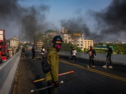 Video Momen Demonstran di Myanmar Bertahan di Jembatan
