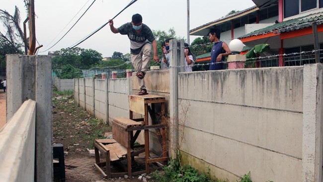 Ahli waris Anas Burhan, pemilik tanah di Jalan Akasia, Ciledug menceritakan kronologi polemik tembok beton yang dia bangun dan dianggap menutup akses warga.