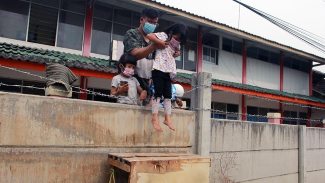 Tembok beton yang menutup akses rumah warga Ciledug, Kota Tangerang, dirobohkan, Selasa (16/3) pagi. Berikut kronologinya sejak pertama kali pagar didirikan.