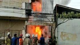 VIDEO: Toko Plastik Terbakar, Pemilik Tewas Terpanggang