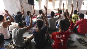 FOTO: Tolak Kudeta, Ratusan Polisi Myanmar Kabur ke India