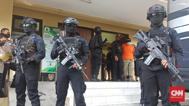 Menurut polisi, puluhan terduga teroris yang ditangkap dari 5 daerah itu sudah lima tahun tinggal di Jatim dan merekrut anggota baru hingga 50 orang.