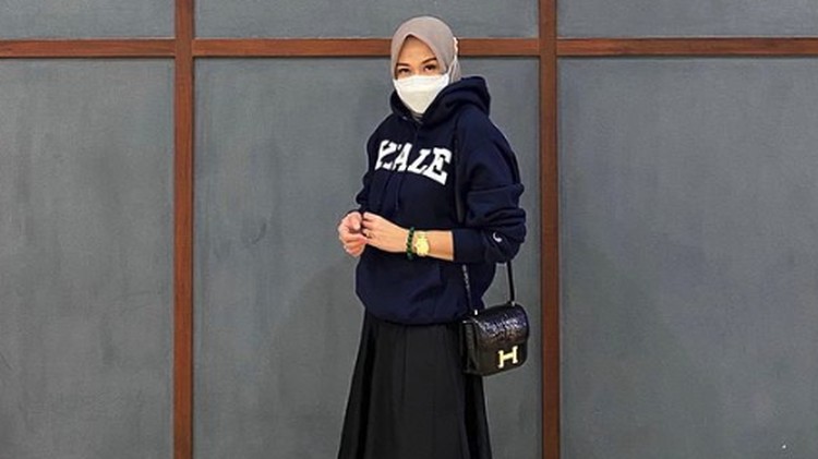 Banyak model hoodie hijab yang bisa dicoba sesuai karakter personalmu, Bunda. Berikut inspirasi outfit of the day (OOTD) hoodie hijab paling kekinian.
