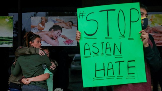 Sejumlah orang keturunan Asia di Amerika Serikat dilaporkan membeli senjata untuk melindungi diri lantaran serangan yang kerap terjadi belakangan ini.