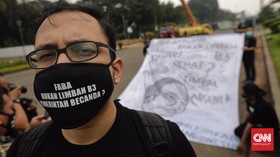 FOTO: Aktivis Bentangkan Spanduk Tolak Pelonggaran Limbah B3
