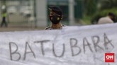 FOTO: Aktivis Bentangkan Spanduk Tolak Pelonggaran Limbah B3 Kebijakan pemerintah mengeluarkan limbah batu bara jenis Fly Ash dan Bottom Ash (FAB) dari kategori limbah B3 memantik protes kelompok sipil.
