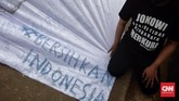 FOTO: Aktivis Bentangkan Spanduk Tolak Pelonggaran Limbah B3 Kebijakan pemerintah mengeluarkan limbah batu bara jenis Fly Ash dan Bottom Ash (FAB) dari kategori limbah B3 memantik protes kelompok sipil.