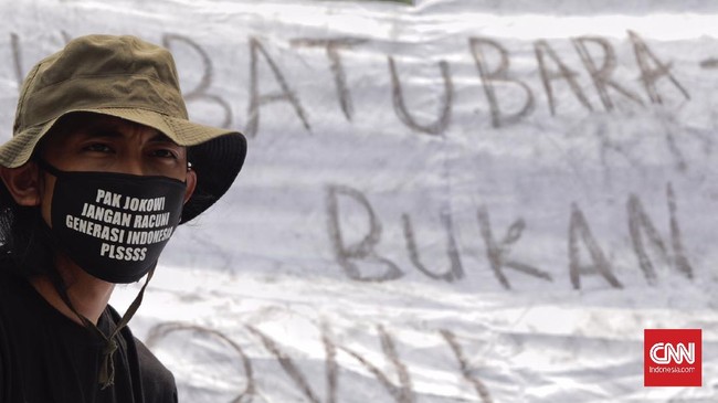 FOTO: Aktivis Bentangkan Spanduk Tolak Pelonggaran Limbah B3