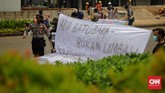 FOTO: Aktivis Bentangkan Spanduk Tolak Pelonggaran Limbah B3 Kebijakan pemerintah mengeluarkan limbah batu bara jenis Fly Ash dan Bottom Ash (FAB) dari kategori limbah B3 memantik protes kelompok sipil.