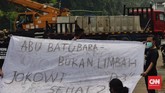 FOTO: Aktivis Bentangkan Spanduk Tolak Pelonggaran Limbah B3 Kebijakan pemerintah mengeluarkan limbah batu bara jenis Fly Ash dan Bottom Ash (FAB) dari kategori limbah B3 memantik protes kelompok sipil.