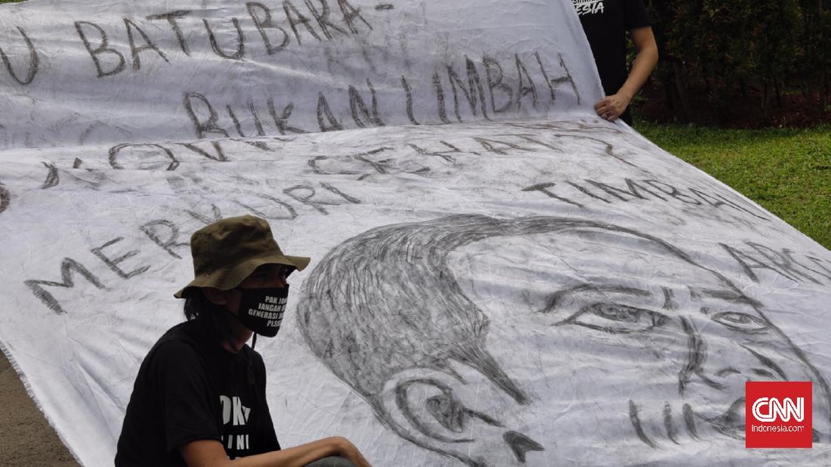 FOTO: Aktivis Bentangkan Spanduk Tolak Pelonggaran Limbah B3
