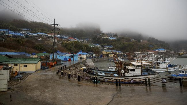 Desa Gongjin yang jadi lokasi kisah Hometown ChaChaCha merupakan penggambaran dari desa lansia yang banyak bermunculan di Korea Selatan.