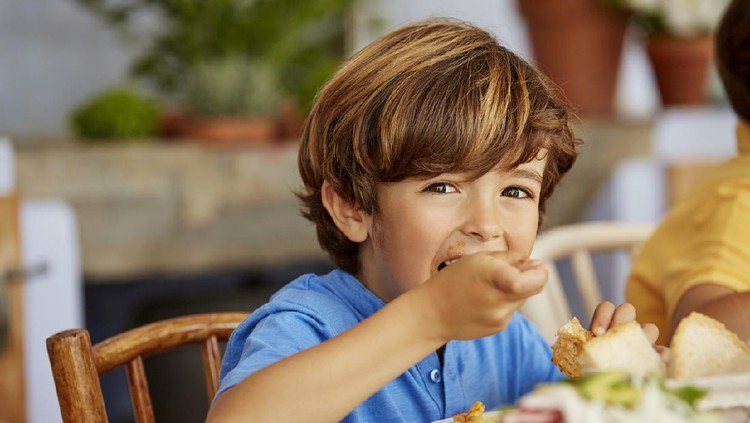 Anak makan