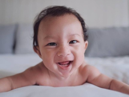7 Potret Baby Mars Anak Kedua Sabai Morschekck & Ringgo Agus, Mirip Ayahnya