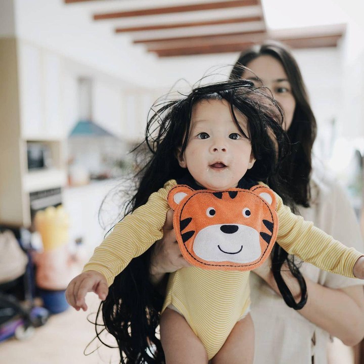 <p>Rambut Mars kok tiba-tiba jadi panjang ya? Mars ternyata dipakaikan wig sama Bunda Sabai. (Foto: Instagram @sabaidieter)</p>