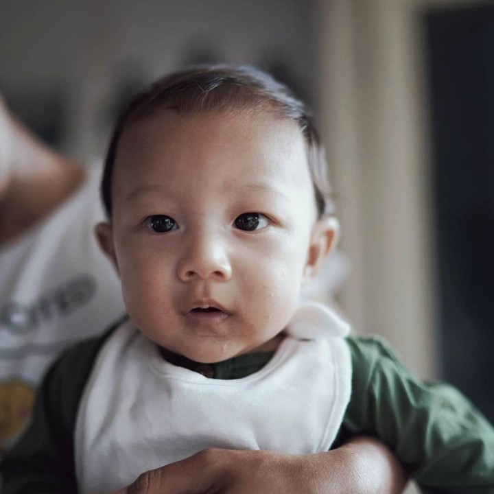 <p>Banyak netizen bilang, baby Mars mirip banget dengan sang ayah, Ringgo Agus Rahman. Bunda setuju enggak nih? (Foto: Instagram @sabaidieter)</p>