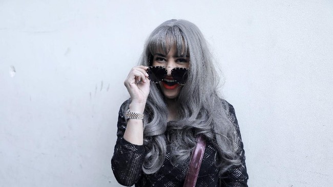 Polisi masih mengejar muncikari-muncikasi lain dalam kasus prostitusi online yang menjerat selebritas Cynthiara Alona.