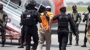 58 Terduga Teroris Diterbangkan dari Makassar ke Jakarta Tim Densus 88 membawa 58 terduga teroris yang ditangkap di wilaya Sulawesi Selatan diterbangkan ke Jakarta, Kamis (1/7).