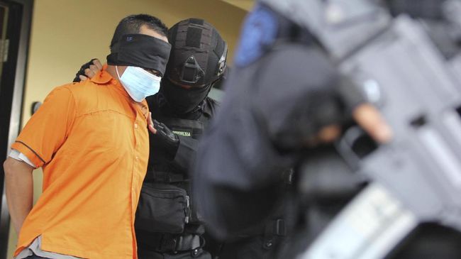 Detasemen Khusus (Densus) 88 Antiteror Polri menangkap empat orang terduga terorisme di wilayah Riau dan Sumatera Utara (Sumut).