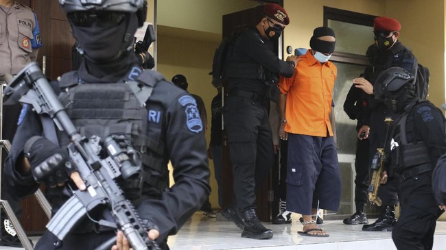 Detasemen Khusus (Densus) 88 Antiteror Polri meringkus terduga teroris di wilayah Condet, Jakarta Timur, Senin (29/3).