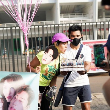 Gila Drakor, Dian Sastro Girang Dihadiahi Foto Park Seo Joon