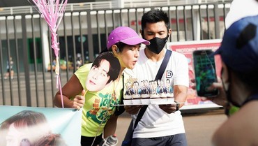 img-title Gila Drakor, Dian Sastro Girang Dihadiahi Foto Park Seo Joon