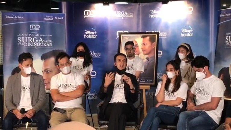 Dibintangi Reza Rahardian, Begini Potret Rilis Film 'Surga Yang Tak Dirindukan 3' Berikut adalah potret suasana saat rilis film 'Surga Yang Tak Dirindukan 3' dengan pemain baru!