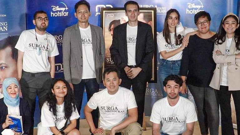 Dibintangi Reza Rahardian, Begini Potret Rilis Film 'Surga Yang Tak Dirindukan 3' Berikut adalah potret suasana saat rilis film 'Surga Yang Tak Dirindukan 3' dengan pemain baru!