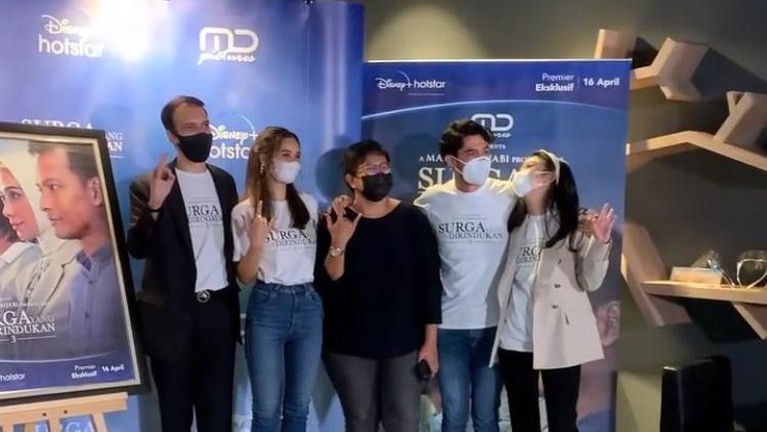 Dibintangi Reza Rahardian, Begini Potret Rilis Film 'Surga Yang Tak Dirindukan 3' Berikut adalah potret suasana saat rilis film 'Surga Yang Tak Dirindukan 3' dengan pemain baru!